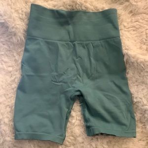TALA HOSTA SEAMLESS SHORTS - SEA